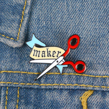 2019 Tesoura Banner Maker emblema do botão Pin Esmalte Dos Desenhos Animados saco de Colarinho Da Camisa broche Artesanato Jóias trinket Presente para Amigos 2024 - compre barato