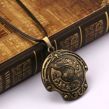 Кулон HSIC Game Dota 2 Model, эмалированное ожерелье, ожерелье DOTA 2 Roshan Shield, коричневые подвески, ожерелье для любителей подарков, HC11529 2024 - купить недорого