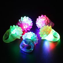 Anillos con luz LED juguetes intermitente de fresa, suministros de recuerdos de fiesta, brillo de gelatina, a granel, 36 Uds. 2024 - compra barato