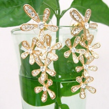Серьги-гвоздики Navachi SMT1079 с прозрачными кристаллами и листьями цветка желтого цвета 2024 - купить недорого