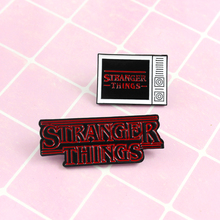 Stranger Things-Colgante Vintage de Metal para televisión, insignia de Stranger Things, con Pin, para regalo a la moda 2024 - compra barato