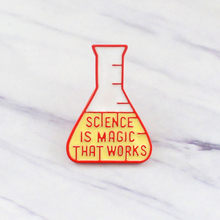 2018 Science is magic, которая работает, эмалированные булавки, значок, измерительная чашка, брошь, отворот, булавка, креативные ювелирные изделия, броши для подарков для учёных 2024 - купить недорого