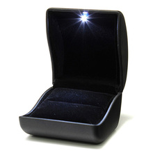 Cajas de joyería iluminadas de franela para boda, caja de anillo de compromiso, de alta calidad, de PU, color negro, organizador de joyas, VL 2024 - compra barato