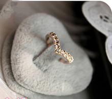 OMH оптовая продажа 5,5 16 мм Золотая форма V уникальный дизайн Мозаика кольцо из сплава с кристаллом для женщин JZ16 2024 - купить недорого