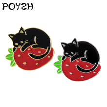Broche de fresa de gato negro lindo gato tumbado en fresa mochila creativa joyería de camisa Pin de solapa de esmalte femenino regalo de amigo para niños 2024 - compra barato