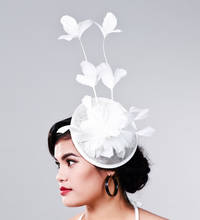 Элегантные дамские вуалетки Sinamay головные уборы с перьями для вечерние шоу аксессуары для волос дамские шляпы для коктейлей разных цветов MD16018 2024 - купить недорого
