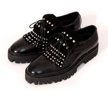Мужские туфли-оксфорды из натуральной кожи, черные туфли на платформе с бахромой и заклепками, с круглым носком, на шнуровке, свадебные модельные туфли 2024 - купить недорого