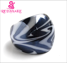 Serpiente roja moda anillo hecho a mano blanco y negro cebra-rayas Murano vidrio anillo 2024 - compra barato