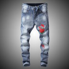 Мужские джинсы в стиле хип-хоп с вышивкой роз, облегающие потертые джинсовые брюки, мужские Модные брюки с цветочной вышивкой 2018 J368 2024 - купить недорого