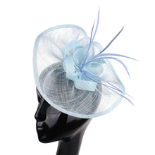 Светло-голубые головные уборы sinamay, женские элегантные шляпы с перьями и цветами для вечеринки, свадебные аксессуары для волос, Коктейльные шляпы P18 2024 - купить недорого