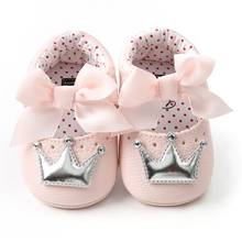 Обувь из искусственной кожи для маленьких девочек; детские мокасины; первые шаги; мягкая нескользящая обувь с бантиком в виде короны; обувь для кроватки 2024 - купить недорого