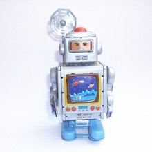 [Funny] Classic collection Retro Clockwork Wind up Metal Walking Tin Toy The astronaut robots Mechanical kids christmas gift 2024 - buy cheap