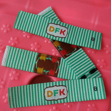 1000 pcs Custom logo Green stripe damask polyester cloth woven label straight cut style 1.5 * 7 cm 2024 - buy cheap