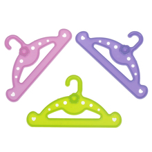 5 unids/lote lindo Mini plástico mezclado 3 colores colgador muñecas accesorios para niña armario de muñeca vestido ropa casa de muñecas regalo de juguete 2024 - compra barato