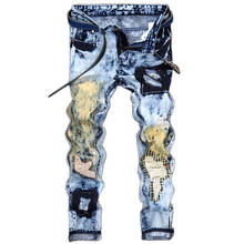 Мужские модные винтажные рваные байкерские джинсы с дырками, зауженные прямые стрейчевые джинсовые брюки, потертые джинсы в стиле рок-звезд, модель 42 2024 - купить недорого
