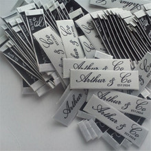 1000 peças etiqueta customizada de cetim com extremidade de dobra fita de letras italiano vestuário feminino etiqueta de tecido 5.5*2 cm 2024 - compre barato