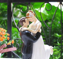 Envío Gratis moda pastel de boda adorno momento tierno pareja estatuilla divertida torta de boda Toppers para la decoración de la boda 2024 - compra barato