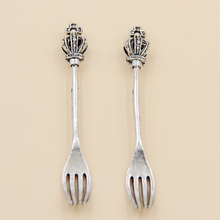 Venta al por mayor 20 piezas de plata tibetana abalorios de tenedor colgantes 60x8mm 2024 - compra barato