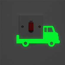 Caminhão dos desenhos animados interruptor luminoso adesivos para quartos dos miúdos home decor decalques da parede do vinil papel de parede glow in the dark fluorescente 2024 - compre barato