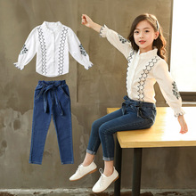 Комплект детской одежды, осень, новинка 2020, детская кружевная рубашка с длинным рукавом и принтом в Корейском стиле для девочек + джинсовые штаны, комплекты из 2 предметов 2024 - купить недорого