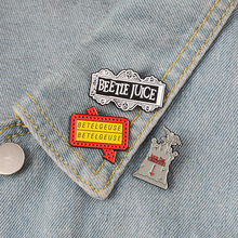 MINGQI Beetlejuice Esmalte Pin Suspense comédia crachá broche pin de Lapela Denim Jeans camisa saco do Punk Gótico acessórios Jóias Filme 2024 - compre barato