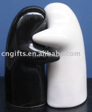 Factory outlet wedding events ceramic cruet black and white hug salt and pepper shaker 2022 - купить недорого