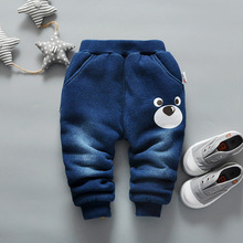 Зимние теплые джинсы для новорожденных; брюки для малышей; повседневные Плотные хлопковые брюки для маленьких мальчиков; модные бархатные брюки для малышей 2024 - купить недорого