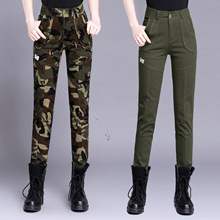 Женские камуфляжные брюки с высокой талией, хлопковые брюки-карго в стиле милитари, повседневные женские брюки-Капри, большие размеры 2024 - купить недорого