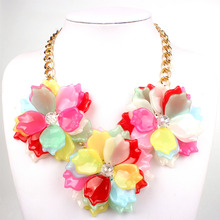 Женское акриловое ожерелье-чокер с крупными цветами, короткая цветная цепочка из трех цветов, аксессуар для вечерние, 11 цветов 2024 - купить недорого