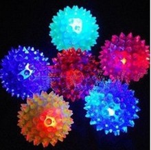 Легкие Игрушки 1 шт. светодиодный пластиковый случайный цвет волейбол мигающий свет изменение прыгающий мяч с пупырышками забавные игрушки для детей 2024 - купить недорого