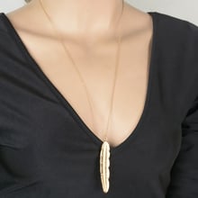 Модное металлическое ожерелье с подвеской в виде пера для женщин, ожерелье с цепочкой с кисточкой, простые украшения, оптовая продажа 2024 - купить недорого