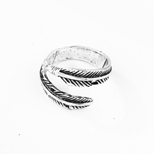 1 шт Европейский новый креативный простой тонкий перо открытие регулируемое кольцо металлический цвет хип-хоп личность крутое кольцо R187-T2 2024 - купить недорого