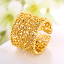 Филигранное эффектное ювелирное изделие, модное большое золотистое кольцо с полыми кристаллами, обручальные кольца для влюбленных, обручальные кольца для женщин, аксессуары 2024 - купить недорого