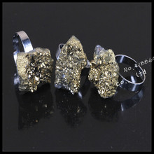 1 pcs 2017 moda de titânio naturais anel de quartzo, irregular cor de ouro anel de pedra de cristal drusy druzy gem stone anel para o sexo feminino 2024 - compre barato