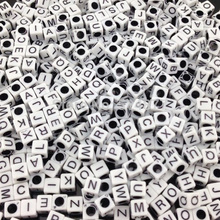 100 Uds 6mm blanco negro acrílico cubo cuentas del alfabeto letras espaciador 2024 - compra barato