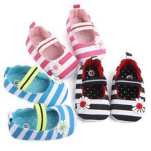 Bebé niño recién nacido niña primeros caminantes zapatos de cuna cochecito suave suela antideslizante para bebés zapatillas de deporte Flor de rayas para niñas pequeñas zapatos 2024 - compra barato