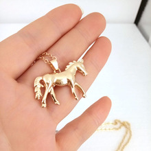 Hzew милая маленькая лошадь Золотой цвет кулон ожерелье 2024 - купить недорого