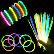 Игрушки для детей, цветные флуоресцентсветильник светящиеся темные палочки, товары вечерние, светящиеся палочки, браслеты, светильник ящиеся игрушки, 100 шт. 2024 - купить недорого