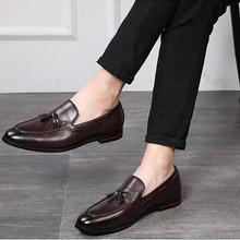 Zapatos/кожаные мужские лоферы с кисточками; Цвет черный, коричневый; Мужские модельные туфли без шнуровки; официальная обувь для свадебной вечеринки; Размеры 37-48 2024 - купить недорого