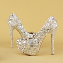 Обувь с украшением в виде кристаллов; Цвет серебряный, высокий каблук платье невесты свадебные туфли производительность ужин фото серебристого цвета со стразами на платформе; Обувь на каблуке для женщин 2024 - купить недорого