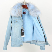 Женская джинсовая куртка, с воротником из меха енота, для зимы 2024 - купить недорого