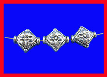 DoreenBeads-Cuentas sueltas talladas de flores para hacer pulseras, collares y regalos de joyería, de Metal, rombos de Color plateado antiguo, DIY 2024 - compra barato