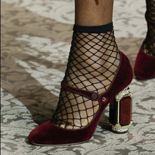Настоящая фотография; женские туфли с пряжкой на высоком каблуке из прозрачного стекла; яркие женские туфли из бархатной кожи со стразами на массивном каблуке 2024 - купить недорого