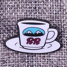 Pin de esmalte doble R para café, broche en forma de copa de café, twin peaks, insignia de montaña, accesorio de arte creativo, regalo para amantes de la cafetera 2024 - compra barato