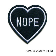 Parche bordado NOPE de 5,2 cm de ancho, corazón negro, decoración para ropa 2024 - compra barato