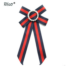 RHao-broches de lazo de tela a rayas para mujer, alfileres de cuello con perlas, ropa de fiesta de boda, accesorios 2024 - compra barato