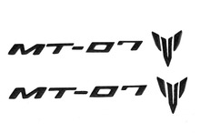 Assento traseiro da motocicleta carenagem lado decalques adesivos emblema de carbono para MT-07 2 * peças 2024 - compre barato