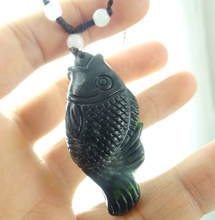 52*24MM piedra verde negra China natural tallada a mano estatua de amuleto de pescado colgante collar 2024 - compra barato