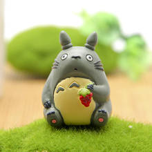 Totoro Hold виноград резиновая фигурка героя игрушки Миядзаки Хаяо Мой сосед Тоторо Мини Фигурки Коллекция Модель игрушки для домашнего декора 2024 - купить недорого