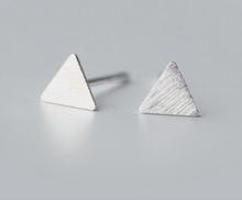 Joyas geométricas de estilo minimalista para mujer, joyas reales Pendientes de plata de ley 925 con forma de pirámide, pendientes de tuerca de triángulo mate E720 2024 - compra barato